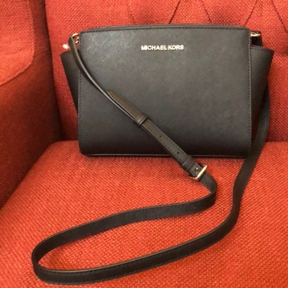 Michael Kors Handbags - Michael Kors Selma Medium Messenger in Black 7240